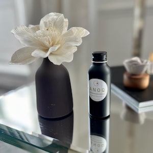 Vase diffuseur de parfum - Diffuseur de parfum  par capillarité -Vase en céramique et fleur en coffret cadeau en carton recyclé.  Haut 25 cm