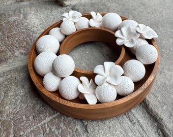 Dekorativer und eleganter Duftdiffusor | Dufttablett aus Holz, verziert mit weißen Porzellanfiguren. Originelle Geschenkidee.