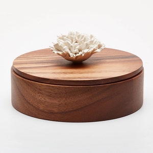 Jewel box with lid, round shape 15 cm diameter, ceramic flower on top. ANOQ French Riviera collection image 3