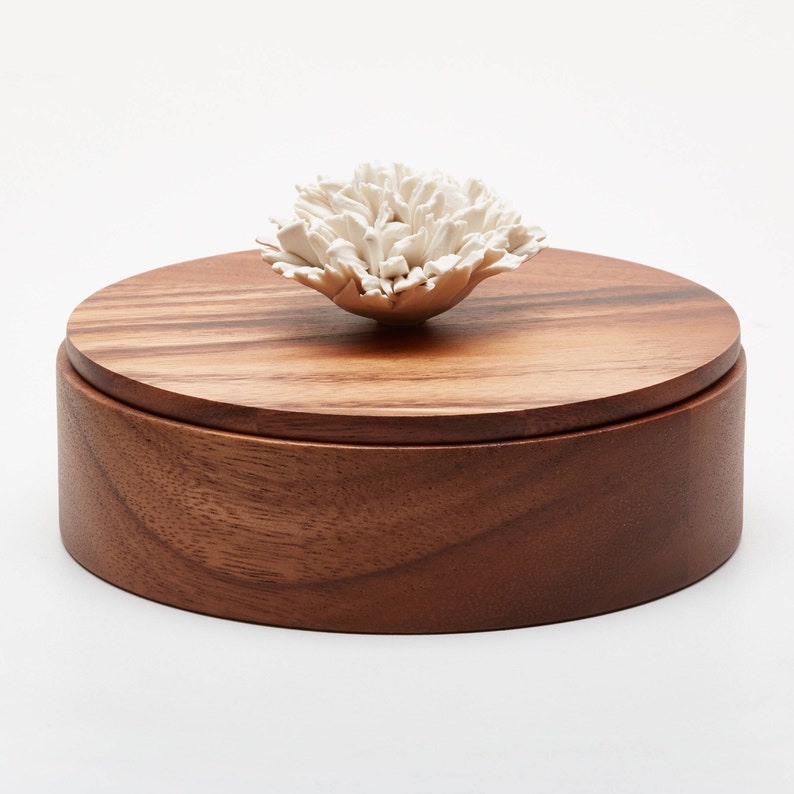 Jewel box with lid, round shape 15 cm diameter, ceramic flower on top. ANOQ French Riviera collection image 3