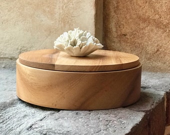 Boîte bijoux ronde, en bois avec fleur en céramique, ronde de diamètre 15cm en Acacia Naturel avec couvercle. Collection ANOQ French Riviera