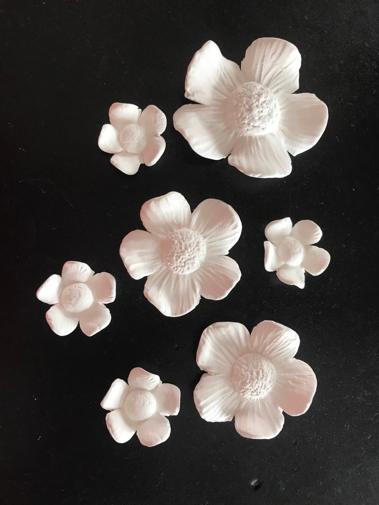 Décoration Murale, Kit Diy de 7 Fleurs en Céramique et Velcro à Positionner Au Mur, Les Servent Diff