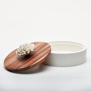 Boîte à bijoux en bois et céramique, boîte bonbons, clés, vide poche ,avec une fleur en céramique. Diam 15cm. Collection ANOQ image 3