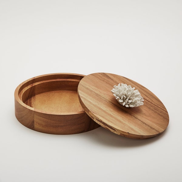 Boîte à bijoux en bois avec fleur en céramique, ronde diam 20 cm en acacia naturel avec couvercle. Coffret collection ANOQ French Riviera