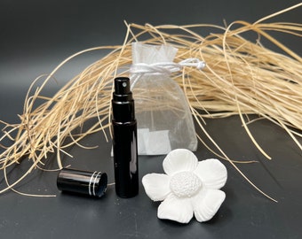 Car perfume set. Perfume the space: set of perfume concentrate spray, perfume flower and detachable sticker.