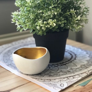 Ceramic cup, decorative dish in ceramic, Gold and white painted color. Tealight Holder, Key holder, jewelry case, Ring Dish. 8 cm diam. ANOQ