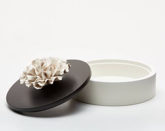 Caja de joyería difusora de perfume, caja de regalo redonda de madera, tapa de madera y flor de porcelana ANOQ, diámetro 15 cm, blanco y negro.