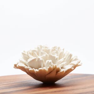 Jewel box with lid, round shape 15 cm diameter, ceramic flower on top. ANOQ French Riviera collection image 4