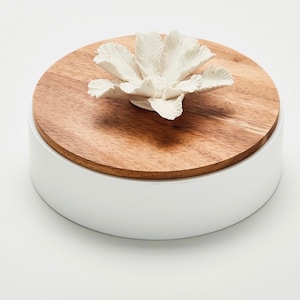 Boîte décorative en bois avec fleur de palmier en céramique