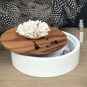 Boîte à bijoux en bois et céramique, boîte bonbons, clés, vide poche ,avec une fleur en céramique. Diam 15cm. Collection ANOQ image 5