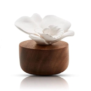 Oil and Perfume diffuser, White porcelain flower, Base in Acacia wood. Put 3 drop of essential oil on the porcelain for diffusion. BY ANOQ