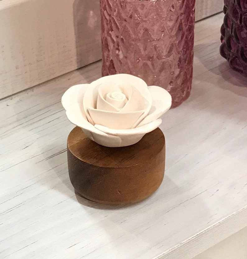 Perfume diffuser, porcelain flower, gardenia, wooden base in acacia, put essential oil on the porcelain flower, organic recycable. BY ANOQ image 3