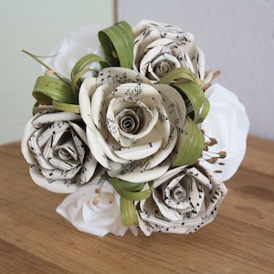 bouquet musicale, rose di carta, rose di carta con spartiti, decorazione cottage