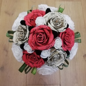Bouquet di 13 fiori di carta, rose di carta, centrotavola, bouquet ispirato alla musica