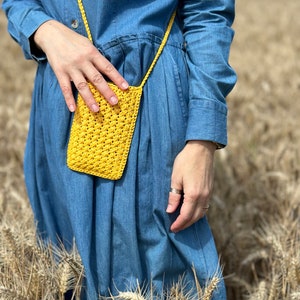 Bolso bandolera de rafia tejido a crochet. Estuche para el móvil. Bolso tejido a crochet. Bolso bandolera pequeño.