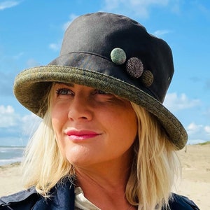 Warmer Schoko Brauner Gewachster Regenhut mit Grünem Tweed Borte, Schicke Knopf Dekoration, Passend für alle Köpfe, Handgemacht Wasserdicht für Stadt + Land