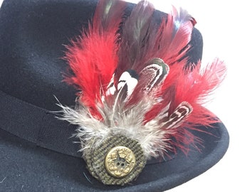 Broche rouge riche faite à la main avec plumes naturelles, décoration de luxe pour votre revers de châle de chapeau ou boutonnière, accessoire d’épingle de palefrenier original