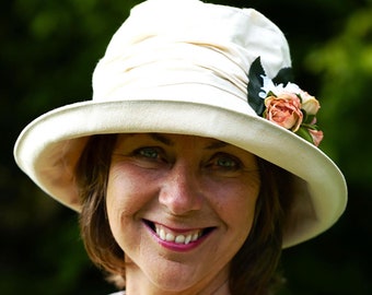 Cappello retrò stile Downton Abbey con ampia tesa risvoltata, cappello estivo romantico inglese, fatto a mano in Inghilterra con 100% cotone color crema e finiture in rosa