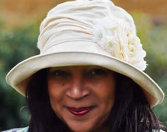 Sombrero cloche estilo Downton Abbey vintage con ala doblada, ideal para el verano. Hecho a mano en Inglaterra con algodón 100% color crema y ribete floral.