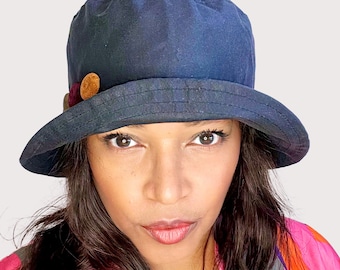 Sombrero cloche impermeable de color azul marino, práctico y elegante sombrero de pescador azul, sombrero de lluvia de ala pequeña con ribete de botones coloridos, se ajusta a todas las cabezas