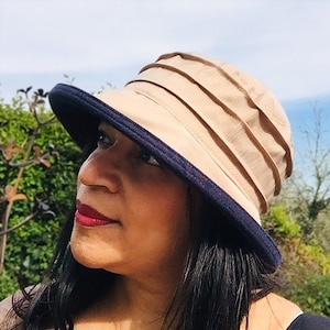 Zweifarbiger wasserdichter Regenhut für Damen in Neutral Beige & Smart Navy Blue, verstellbar für kleine Köpfe, faltbarer Hut für Taschen oder Handtaschen