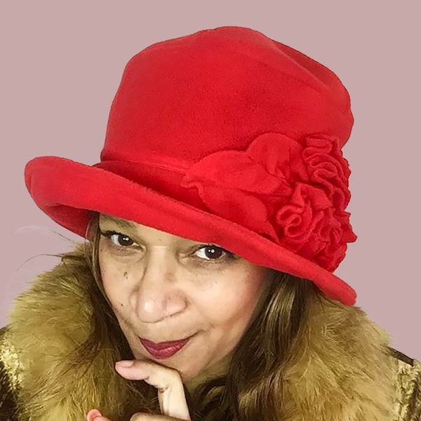 Bonnet d'hiver en polaire rouge vif pour femme - confortable, chaud et résistant à la pluie ! Style cloche vintage des années 1920 avec bordure fleurie, taille unique