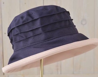 Chapeau de pluie imperméable bicolore élégant en bleu marine et rose pâle, chapeau tendance pliable léger pour temps de pluie, chapeau réglable pour toutes les tailles de tête