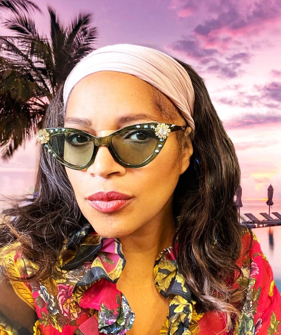 Green Floral Cats Eye Sunglasses, Embellished Eyewear for  display picture 3