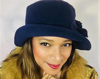 Vintage 1920s 1930s Black Wool Cloche Hat With Feathers  display picture 2