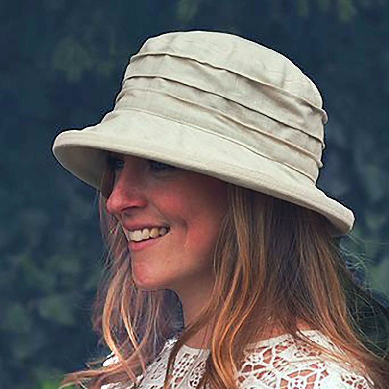 Chapeau de voyage beige neutre pour femme, style simple à 3 plis en lin frais avec bord ombragé pour la protection solaire, chapeau de soleil classique en marron clair image 1