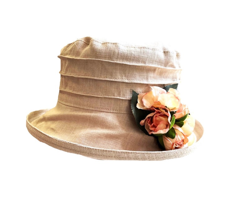 Chapeau de voyage beige neutre pour femme, style simple à 3 plis en lin frais avec bord ombragé pour la protection solaire, chapeau de soleil classique en marron clair image 3