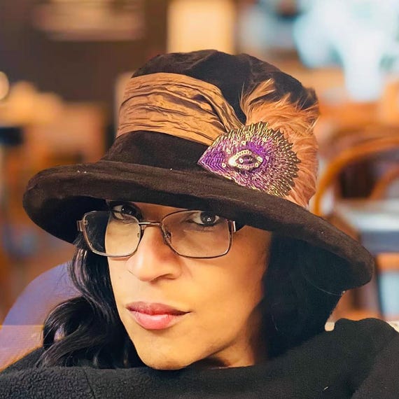 1930s Style Chocolate Brown Hat With Satin Sash & Feather  display picture 3