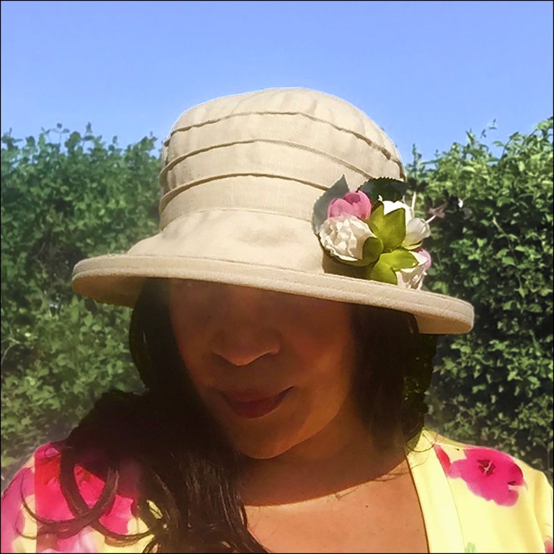 Chapeau de voyage beige neutre pour femme, style simple à 3 plis en lin frais avec bord ombragé pour la protection solaire, chapeau de soleil classique en marron clair image 2