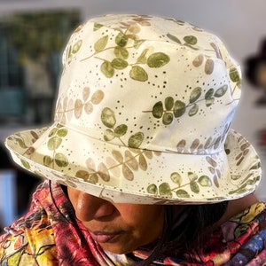 Wasserdichter Eukalyptus-Eimerhut für Damen, Plant & Nature Patterned Faltbarer weißer Regenhut mit breiter Krempe, verstellbar für kleine Köpfe!