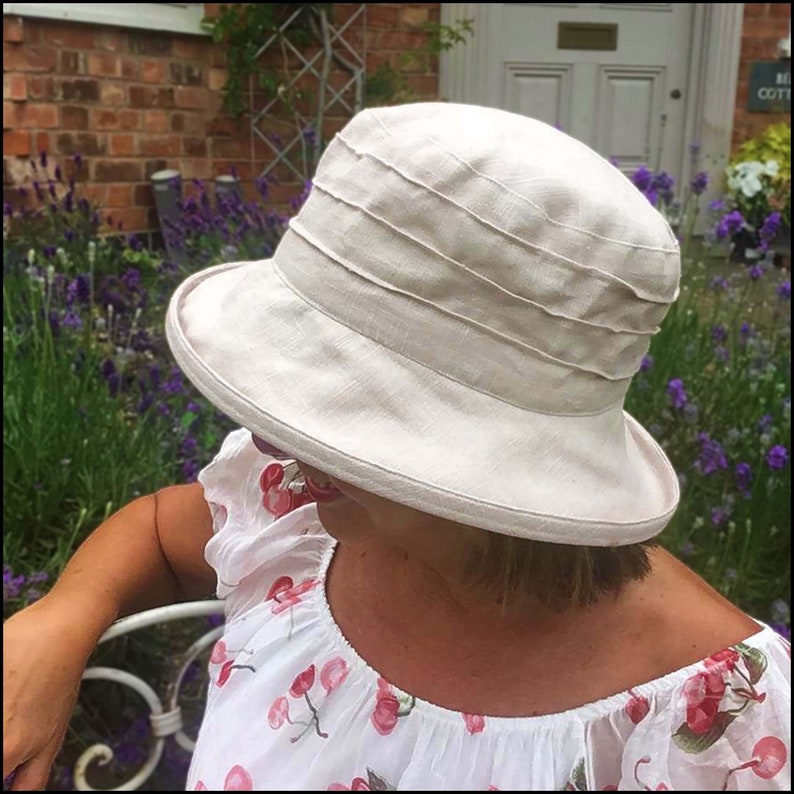 Chapeau de voyage beige neutre pour femme, style simple à 3 plis en lin frais avec bord ombragé pour la protection solaire, chapeau de soleil classique en marron clair image 6