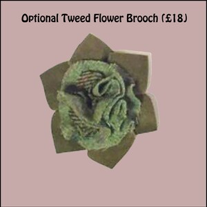 Puede incluir: Una broche de flor de tweed verde con respaldo marr&oacute;n. La broche tiene forma de flor con m&uacute;ltiples p&eacute;talos. Broche de flor de tweed opcional (&pound;18)