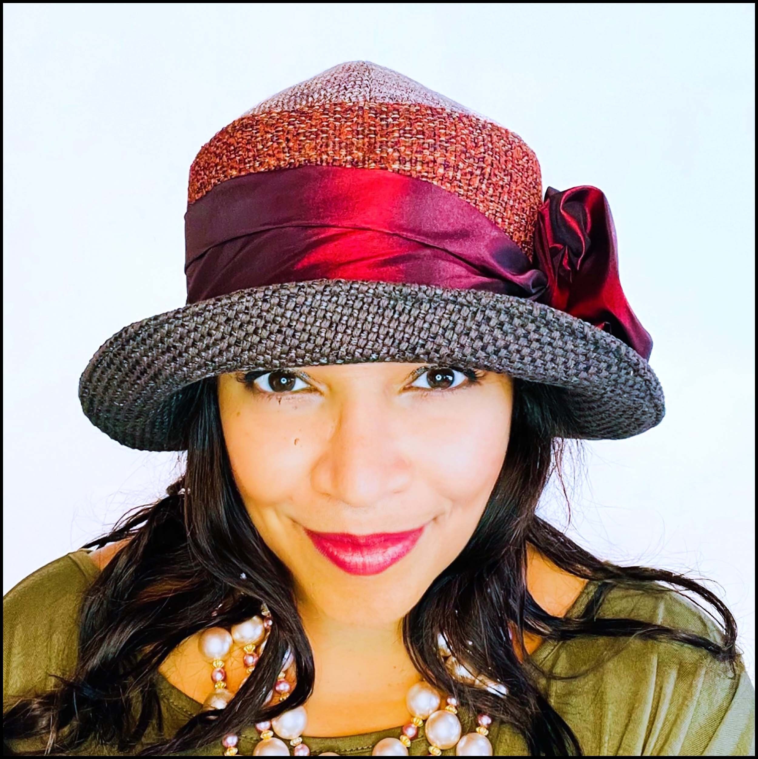 Elegant 1920s Style Fashion Hat in 