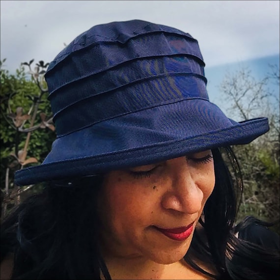Gorro de lluvia plegable para mujer totalmente impermeable en elegante azul  marino, ajustable para adaptarse a cabezas pequeñas y para mantener su  sombrero seguro con viento fuerte. -  México