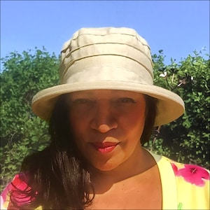 Chapeau de voyage beige neutre pour femme, style simple à 3 plis en lin frais avec bord ombragé pour la protection solaire, chapeau de soleil classique en marron clair image 5
