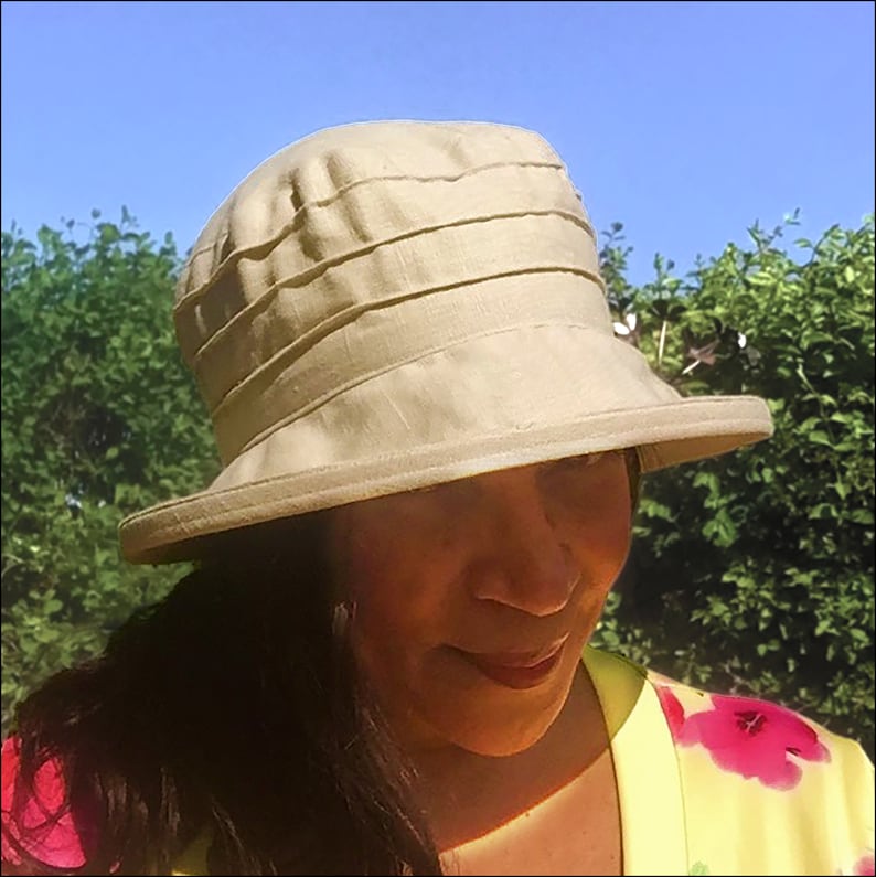 Chapeau de voyage beige neutre pour femme, style simple à 3 plis en lin frais avec bord ombragé pour la protection solaire, chapeau de soleil classique en marron clair image 7