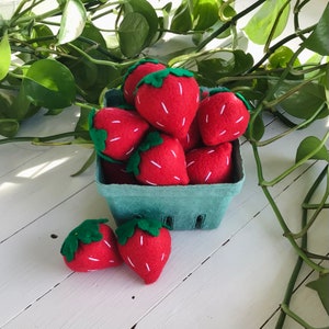 Felt Strawberries, Felt fruit, Felt food, Felt food toys, felt food for kids, felt food set, pretend play, Montessori toys, Easter basket