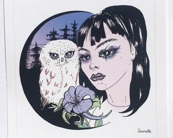 Puede incluir: Una ilustración en blanco y negro de una mujer con cabello oscuro y un búho blanco. La mujer lleva una camisa blanca y tiene una flor en el pelo. El búho está posado en una rama con una flor en el pico. El fondo es un círculo azul oscuro con estrellas.