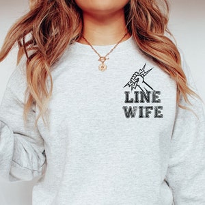 Moletom de esposa Lineman, bolso de parafuso de mão de linha esposa, alta tensão, cônjuge eletricista, presente para esposa, moletom unissex com gola redonda
