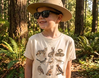 Camiseta con guía de campo de la fauna del desierto: coyote, conejo, serpiente, zorro, halcón, búho, correcaminos, escorpión, lagarto.