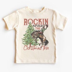 Camiseta navideña de rodeo occidental para niños: atuendo navideño retro con caballos salvajes balanceándose alrededor del árbol de Navidad: camiseta bohemia natural para niños pequeños y jóvenes