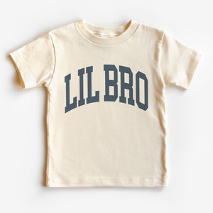 Lil Bro Varsity Collegiate Camisa para niños pequeños - Traje de revelación de hermano pequeño - Boho Natural Camiseta para niños pequeños y jóvenes