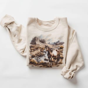 Sudadera con escena otoñal en el desierto de caballos salvajes retro - Regalo vintage de los años 90 para amantes de los caballos - Sudadera unisex de cuello redondo estilo bohemio