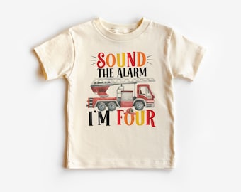 Puede incluir: Camiseta color crema con una ilustración en acuarela de un camión de bomberos rojo con una escalera. El texto "SOUND THE ALARM I'M FOUR" está impreso encima y debajo del camión en rojo, naranja y negro.