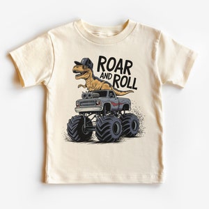 ロア・アンド・ロール 恐竜モンスタートラック 幼児用シャツ - 帽子をかぶったクールな T-Rex 恐竜トラック 子供用衣装 - ナチュラル 幼児 ユース & 大人用 T シャツ