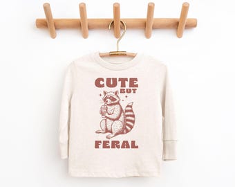 キュートだけど野生のアライグマの幼児用長袖シャツ - おもしろいゴミ住人の動物Tシャツ、誰かの野生児 - ボヘミアンナチュラルヘザー長袖キッズシャツ